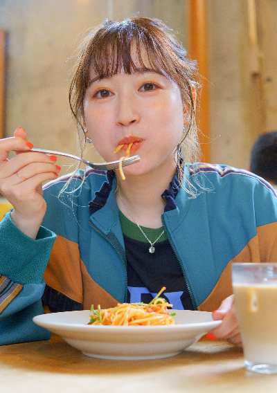 【生写真ランダム封入】五十嵐裕美フォトブック「ドーナツ、クリーム多めで」